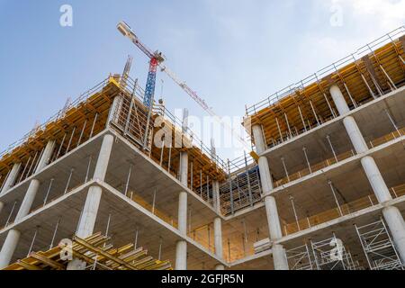 Baustelle, Gebäude im Bau mit Kränen Stockfoto