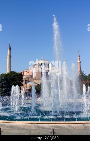 Hagia Sophia Kuppeln und Minarette in der Altstadt von Istanbul mit dem Sultan Ahmad Maydan Brunnen im Vordergrund, Türkei Stockfoto