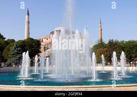Hagia Sophia Kuppeln und Minarette in der Altstadt von Istanbul mit dem Sultan Ahmad Maydan Brunnen im Vordergrund, Türkei Stockfoto