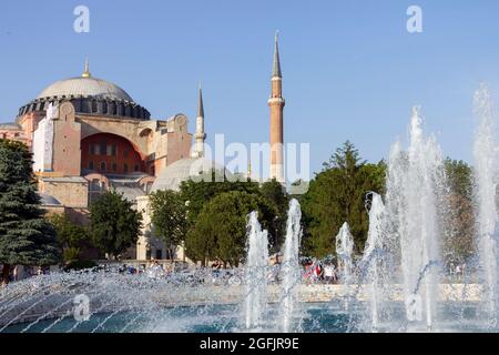 Hagia Sophia Kuppeln und Minarette in der Altstadt von Istanbul mit dem Sultan Ahmad Maydan Brunnen im Vordergrund, Türkei Stockfoto