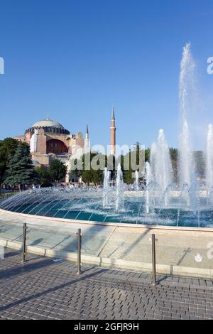 Hagia Sophia Kuppeln und Minarette in der Altstadt von Istanbul mit dem Sultan Ahmad Maydan Brunnen im Vordergrund, Türkei Stockfoto