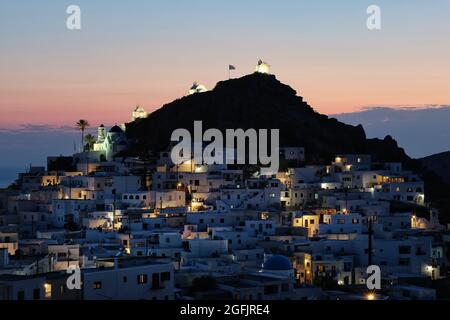 Panoramablick auf die malerische beleuchtete Insel iOS in Griechenland bei Sonnenuntergang Stockfoto