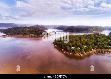 Abgelegene malerische Insel Dangar auf dem Hawkesbury River im Großraum Sydney von Australien - malerische Luftlandschaft. Stockfoto