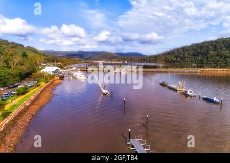 Hafen der kleinen Fischerstadt Brooklyn am Hawkesbury River im Großraum Sydney - Luftaufnahme. Stockfoto