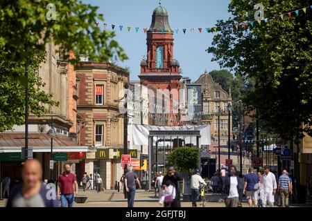 Stadtzentrum Bolton, Lancashire entlang der Knowsley Street mit dem Victoria Hall-Turm Stockfoto