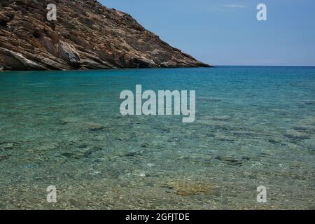 Kristallklares Wasser an einem Traumstrand auf der Insel iOS in Griechenland Stockfoto