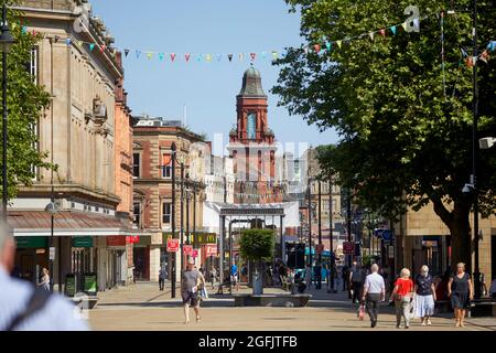 Stadtzentrum Bolton, Lancashire entlang der Knowsley Street mit dem Victoria Hall-Turm Stockfoto