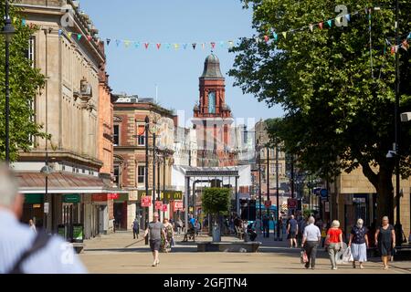 Stadtzentrum Bolton, Lancashire entlang der Knowsley Street mit dem Victoria Hall-Turm Stockfoto