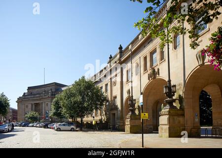 Stadtzentrum Bolton, Lancashire Le Mans Crescent Le, in dem sich das Bolton Museum, die Bibliothek und die Gerichte befinden, wurde nach Plänen von Bradshaw Gass und Ho gebaut Stockfoto