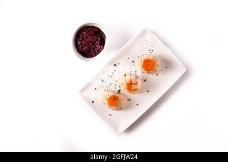 Traditioneller jüdischer Gefiltenfisch isoliert auf weißem Hintergrund Stockfoto