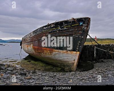 Wrackboot am Strand auf der Insel Luing Stockfoto