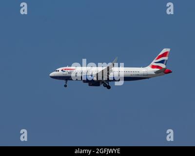 Heraklion, Griechenland - 20. August 2021 - ein Airbus 320neo von British Airways (BA) mit der Identifikationsnummer HB-JCL nähert sich zur Landung in Herakl Stockfoto