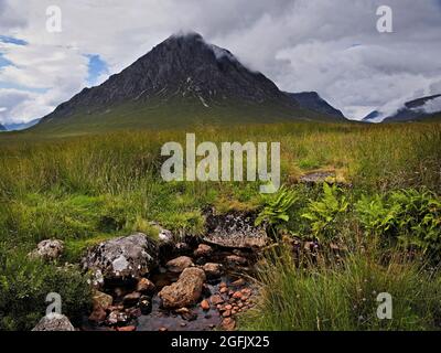 Buachaille Etive Mor mit Strom im Vordergrund Stockfoto