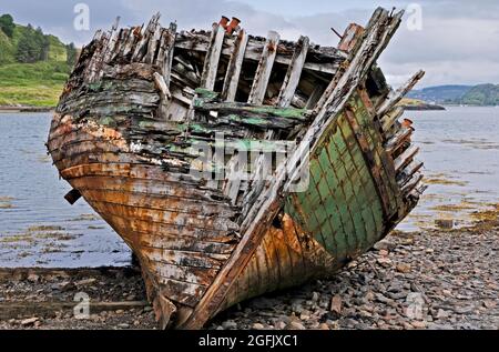 Wrackboot am Strand auf der Insel Kerrera Stockfoto