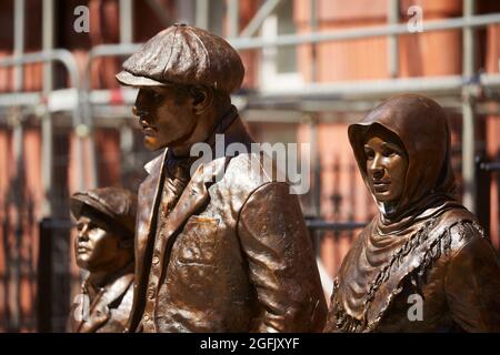 Stadtzentrum von Wigan, Lancashire, Wigan Heritage and Mining Monument – WHAMM The Mining Statue von der Skulptur Steve Winterburn Stockfoto