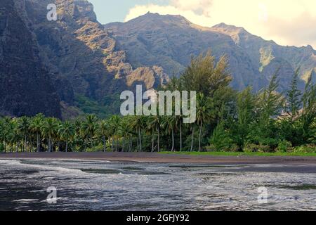 Marquesas-Inseln, Französisch-Polynesien, Nuku Hiva: Überblick über den Strand und die Bucht von Hakaui Stockfoto