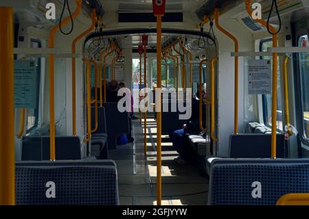 NEWCASTLE. TYNE und WEAR. ENGLAND. 05-27-21. Das Innere eines der S-Bahn-Waggons der Stadt. Stockfoto
