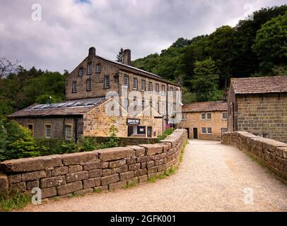 Der Pfad überquert Hebden Beck, führt zum Hof von Gibson Mill, Hardcastle Crags, Hebden Bridge, West Yorkshire Stockfoto