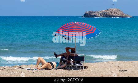 Heraklion, Griechenland - 20. August 2021 - zwei Urlauber entspannen an einem Strand in der Nähe von Heraklion, Kreta Stockfoto