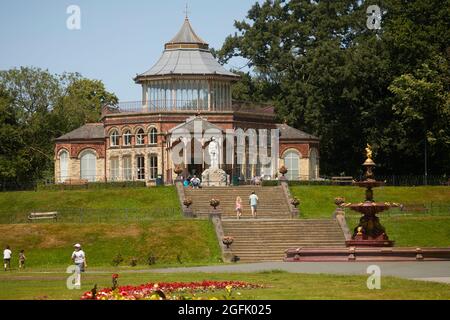 Wigan Stadtzentrum Lancashire, Wigan Grade II denkmalgeschützten Mesnes Park mit viktorianischen achteckigen Pavillon, das Boer war Memorial und die Coalbrookdale Fount Stockfoto