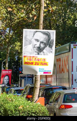 Wiesbaden, 25. August 2021: Wahlkampfplakat der Freien Demokratischen Partei (FDP) in der Innenstadt von Wiesbaden, Hessen. Deutschland steht am 26. September vor Bundestagswahlen. Die Freie Demokratische Partei (FDP) ist eine klassisch-liberale politische Partei in Deutschland. Die FDP wird von Christian Lindner geleitet. Einige Verkehrsteilnehmer im Hintergrund Stockfoto