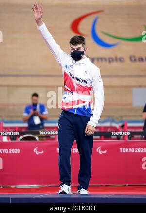 Der britische Finlay Graham feiert am zweiten Tag der Paralympischen Spiele 2020 in Tokio im japanischen Izu Velodrome den zweiten Platz bei der Einzeljagd der Männer C3 über 3000 Meter. Bilddatum: Donnerstag, 26. August 2021. Stockfoto