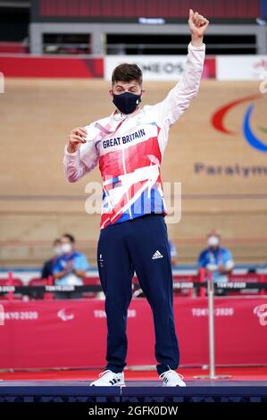 Der britische Finlay Graham feiert mit seiner Silbermedaille, nachdem er am zweiten Tag der Paralympischen Spiele von Tokio 2020 im Izu Velodrome in Japan den zweiten Platz bei der Einzeljagd der Männer C3 über 3000 Meter belegt hatte. Bilddatum: Donnerstag, 26. August 2021. Stockfoto