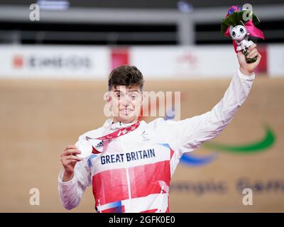 Der britische Finlay Graham feiert mit seiner Silbermedaille, nachdem er am zweiten Tag der Paralympischen Spiele von Tokio 2020 im Izu Velodrome in Japan den zweiten Platz bei der Einzeljagd der Männer C3 über 3000 Meter belegt hatte. Bilddatum: Donnerstag, 26. August 2021. Stockfoto