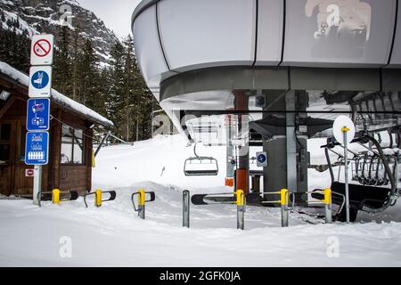 Pralognan la Vanoise (Südostfrankreich): Lifte geschlossen während Covid 19 / Coronavirus Ausbruch. Leere und stationäre Sessellifte Stockfoto