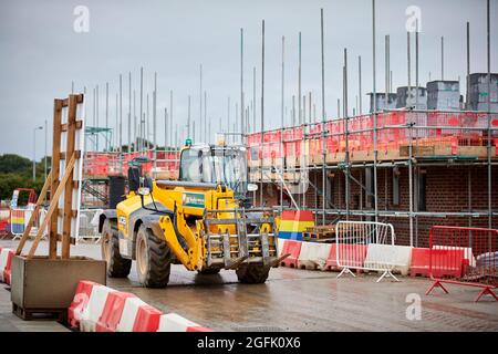 JCB-TELESKOPLADER auf einer Baustelle neuer Häuser Stockfoto