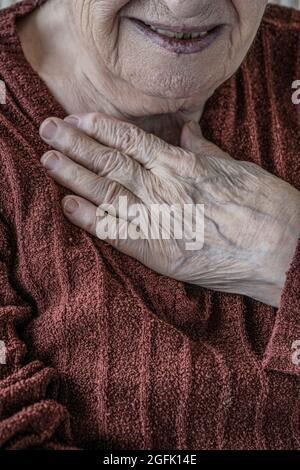 Nahaufnahme faltige Hand einer älteren Frau Stockfoto