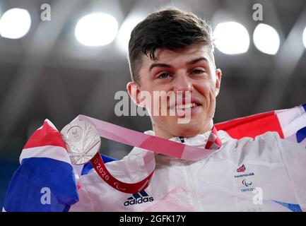 Der britische Finlay Graham feiert mit seiner Silbermedaille, nachdem er am zweiten Tag der Paralympischen Spiele von Tokio 2020 im Izu Velodrome in Japan den zweiten Platz bei der Einzeljagd der Männer C3 über 3000 Meter belegt hatte. Bilddatum: Donnerstag, 26. August 2021. Stockfoto