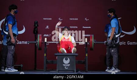 Tokio, Japan. August 2021. Cui Zhe (C) aus China reagiert während des 45 kg schweren Powerlifting-Finales der Frauen bei den Paralympischen Spielen 2020 in Tokio, Japan, am 26. August 2021. Quelle: Cai Yang/Xinhua/Alamy Live News Stockfoto