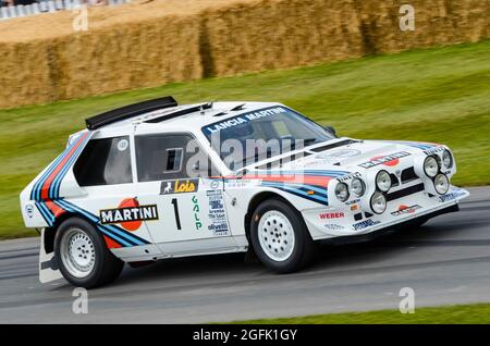 Der Lancia Delta S4 Gruppe B rast beim Goodwood Festival of Speed 2014 den Berg hinauf. Motorsport-Event. Klassisches Martini-Schema der 1980er Jahre Stockfoto