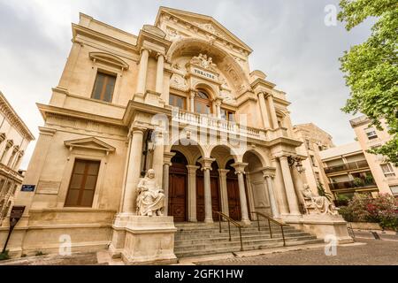 Avignon, Frankreich. Niedriger Blickwinkel, Weitwinkelaufnahme des Stadttheaters. Das Hotel liegt am Place d'Horloge und wurde 1847 eingeweiht Stockfoto