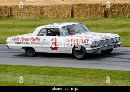 1963 Chevrolet Impala-Rennwagen, der beim Goodwood Festival of Speed 2014 den Berg hinauf rast. Motorsport-Event. Stockfoto