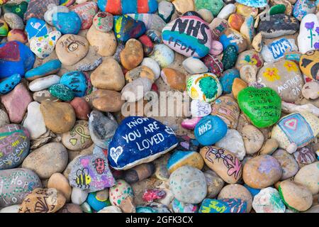 Avon Beach Pebbles - bemalte Pebbles am Avon Beach, Mudeford, Christchurch, Dorset UK im August Stockfoto