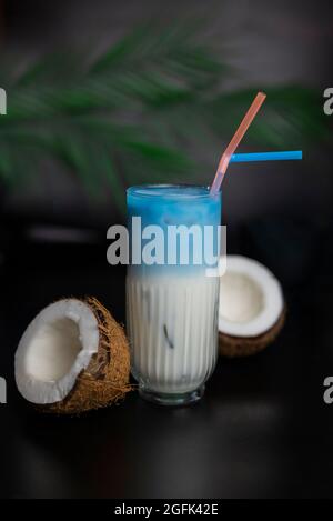 Blaues kaltes Getränk ys Latte Anchan Tee Matcha mit Milchkokos Stockfoto