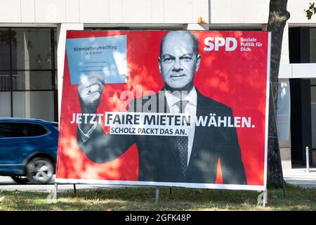 Wiesbaden, Deutschland - 25. August 2021: Wahlkampfplakat der SPD in der Innenstadt von Wiesbaden, Hessen. Die Sozialdemokratische Partei (SPD) ist eine sozialdemokratische politische Partei in Deutschland. Deutschland steht am 26. September vor Bundestagswahlen. Einige Verkehrsteilnehmer im Hintergrund Stockfoto