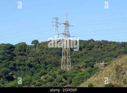 Hochspannungstürme auf einem Berg in Katalonien, Barcelona, Spanien, Europa Stockfoto