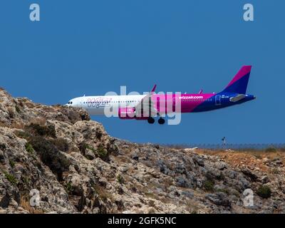 Heraklion, Griechenland - 20. August 2021 - ein Airbus 321neo von Wizz Air mit der Identifikationsnummer HA-LVU nähert sich der Landung am Flughafen Heraklion Stockfoto
