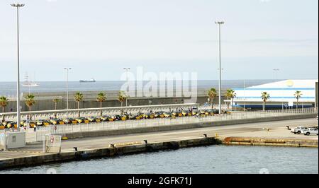 Reihe von Taxis am Kreuzfahrtterminal des Hafens von Barcelona, Katalonien, Spanien, Europa Stockfoto