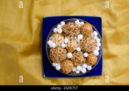 Lados und Süßigkeiten aus Sesam und Jagery für das Makar Sakranti Festival, das den Übergang der Sonne in Makar oder Steinbock markiert Stockfoto