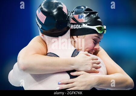 TOKIO, JAPAN. August 2021. PERGOLINI Gia aus den USA feiert am Donnerstag, den 26. August 2021, in TOKIO, JAPAN, den 100-m-Rückschlag-S13 der Frauen mit Teamkollege Colleen Young bei den Schwimmfinals der Paralympischen Spiele von Tokio 2020. Kredit: Taka G Wu/Alamy Live Nachrichten Stockfoto