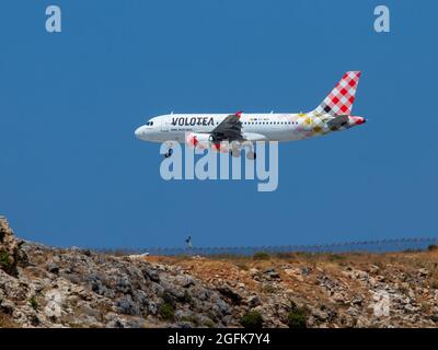 Heraklion, Griechenland - 20. August 2021 - ein Airbus 319-100 von Volotea mit der Identifikationsnummer HB-JCL nähert sich der Landung am Flughafen Heraklion Stockfoto