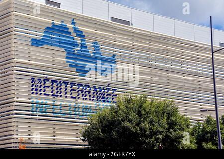 Marseille, Frankreich. August 2021. Nahaufnahme der Fassade der IHU (Institut Hospitalo-Universitaires) Méditerranée-Infektion in Marseille. (Foto von Gerard Bottino/SOPA Images/Sipa USA) Quelle: SIPA USA/Alamy Live News Stockfoto