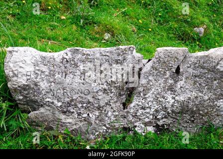 Slowenien. Planina Zaprikraj. Der Ort des ersten Weltkrieges Grabstätte des italienischen 6. Reggimento Bersaglieri. Inschrift auf einem Felsen. Stockfoto