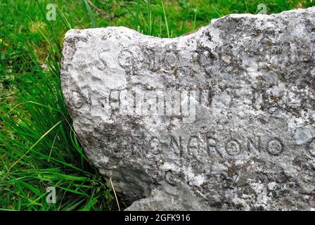 Slowenien. Planina Zaprikraj. Der Ort des ersten Weltkrieges Grabstätte des italienischen 6. Reggimento Bersaglieri. Inschrift auf einem Felsen. Stockfoto