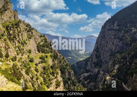 Vall de nuria (Tal von Nuria) Nationalpark in Katalonien von Spanien an einem bewölkten Tag Stockfoto