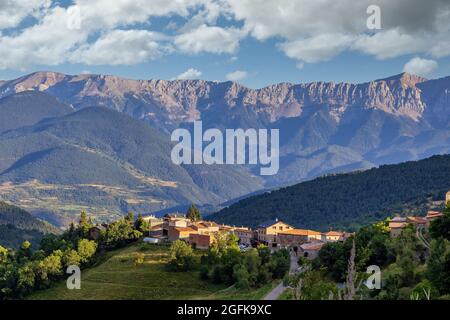 Sommerlandschaft in La Cerdanya, Dorf Aranser, Pyrenäen, Katalonien, Spanien. Stockfoto